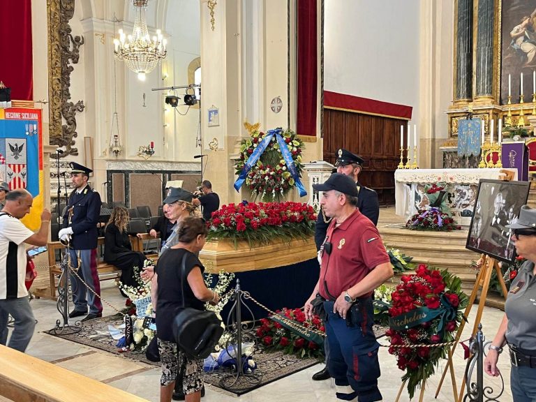 Il padre spirituale di Pippo Baudo: “Le ultime settimane per lui sono state di grande sofferenza. Mi ha detto…”