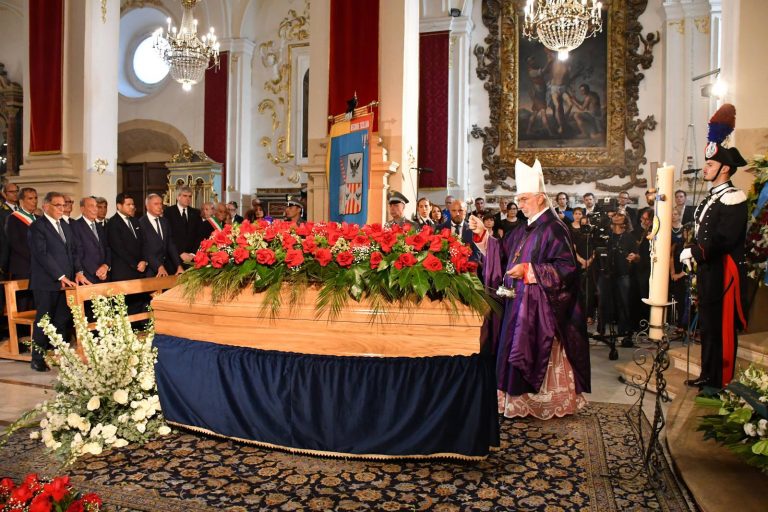 Addio a Pippo Baudo: perché c’era una rosa blu e la scelta dello smoking per l’ultimo viaggio