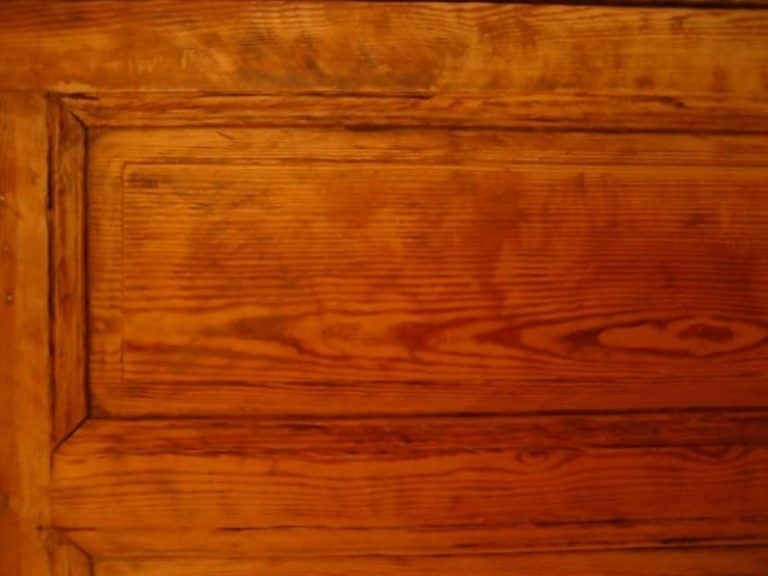 Il rimedio casalingo per eliminare ammaccature e graffi dai mobili di legno