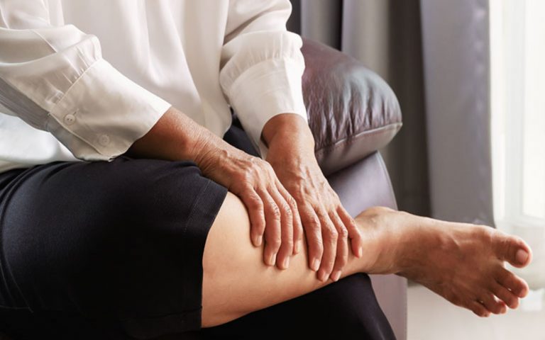 Gambe e caviglie gonfie, la dottoressa Maria Bravo spiega quali alimenti possono aiutare Gambe e caviglie gonfie, la dottoressa Maria Bravo spiega quali alimenti possono aiutare