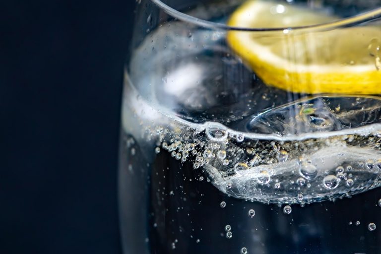 I “cocktail di cortisolo” sono l’ultima tendenza antistress che circola sui social: funzionano davvero?