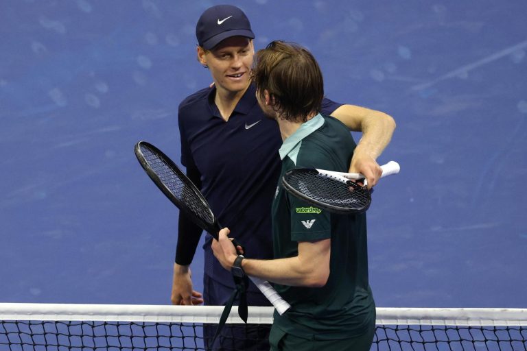 US Open 2025, Bublik scherza con Sinner a rete a fine partita: “Io non sono scarso, ma…”