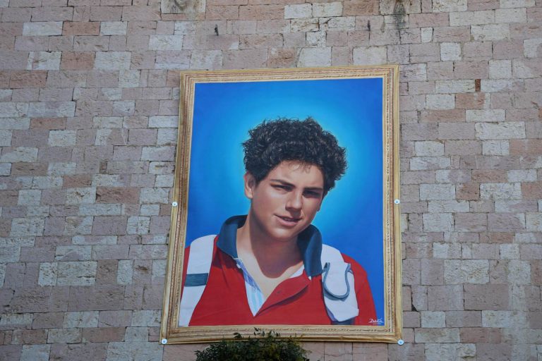 Carlo Acutis e la guarigione di Valeria, parla uno dei neurologi che ha studiato il miracolo: “Inspiegabile per la scienza…”