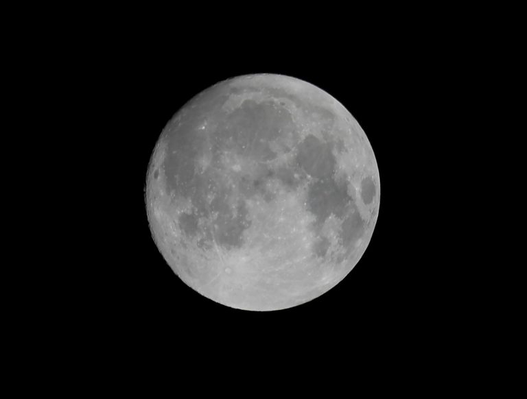 Eclissi lunare totale e Luna Rossa stasera: a che ora vederla a occhio nudo a Milano, Roma e Palermo