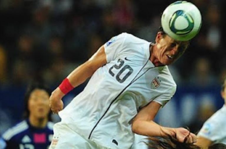 Colpo di testa nel calcio, uno studio dimostra che negli anni può danneggiare il cervello