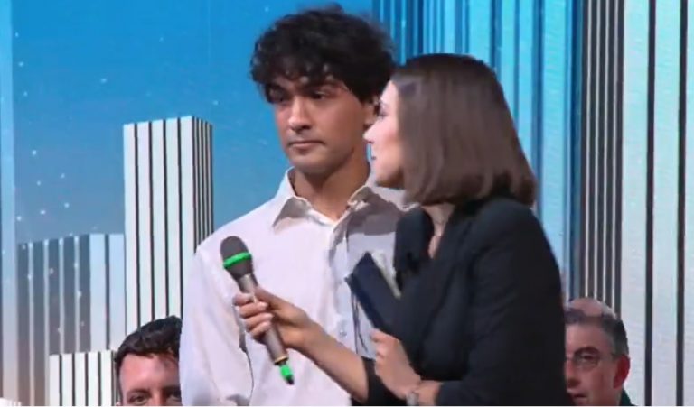 Malore in diretta, la giornalista di “4 di sera” sviene durante un’intervista: ecco cos’è successo