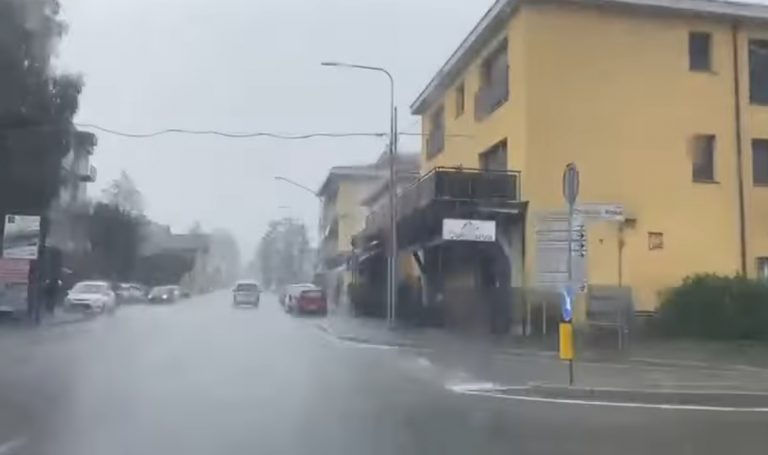 Violento nubifragio si abbatte sulla Lombardia: grandinate e allagamenti Violento nubifragio si abbatte sulla Lombardia: grandinate e allagamenti