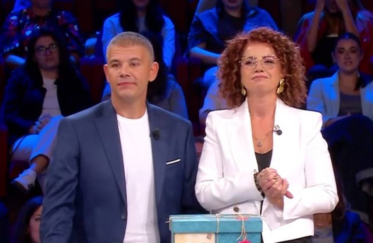 Claudia dalla Puglia, chi è la concorrente che ha vinto 100.000 euro ad Affari Tuoi Claudia dalla Puglia, chi è la concorrente che ha vinto 100.000 euro ad Affari Tuoi
