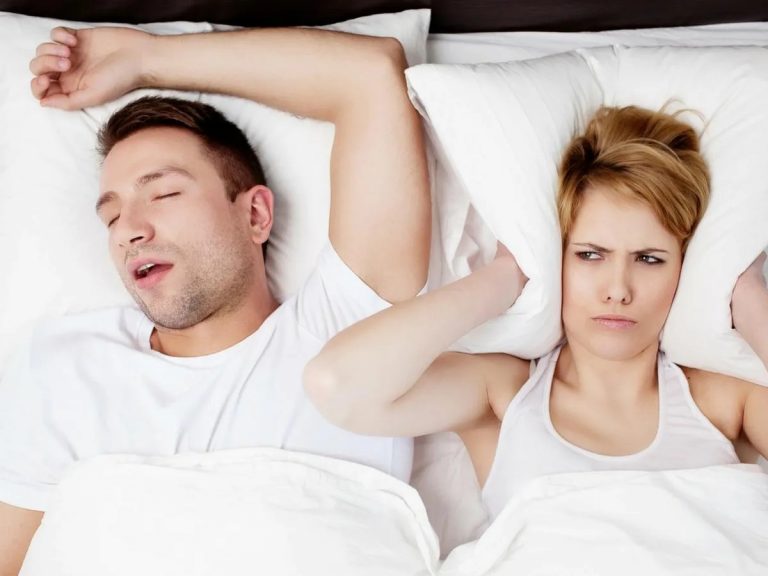 Russi la notte? Con questo piccolo dispositivo potresti smettere per sempre