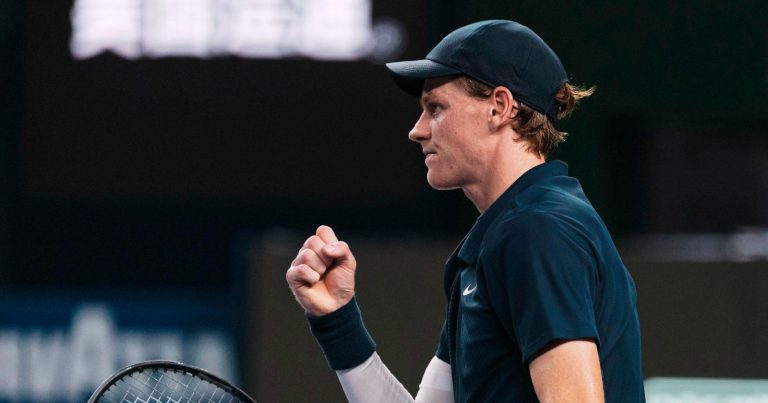 Six Kings Slam 2025, Sinner-Tsitsipas ai quarti: ecco a che ora si gioca e dove vederla in tv Six Kings Slam 2025, Sinner-Tsitsipas ai quarti: ecco a che ora si gioca e dove vederla in tv