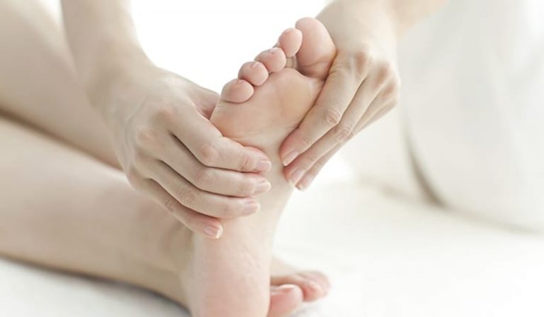 Mani e piedi sempre freddi, il Dottor Claudio Pecis avverte: ”All’origine possono esserci…”