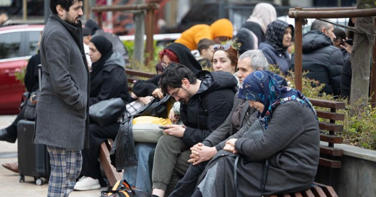 Sequenza sismica in Turchia, nuove scosse dopo il forte terremoto M 6.1: ci sono danni