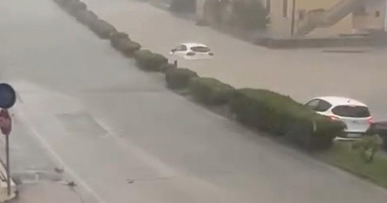 Forte maltempo in Toscana: allagamenti, strade chiuse e traffico bloccato Forte maltempo in Toscana: allagamenti, strade chiuse e traffico bloccato