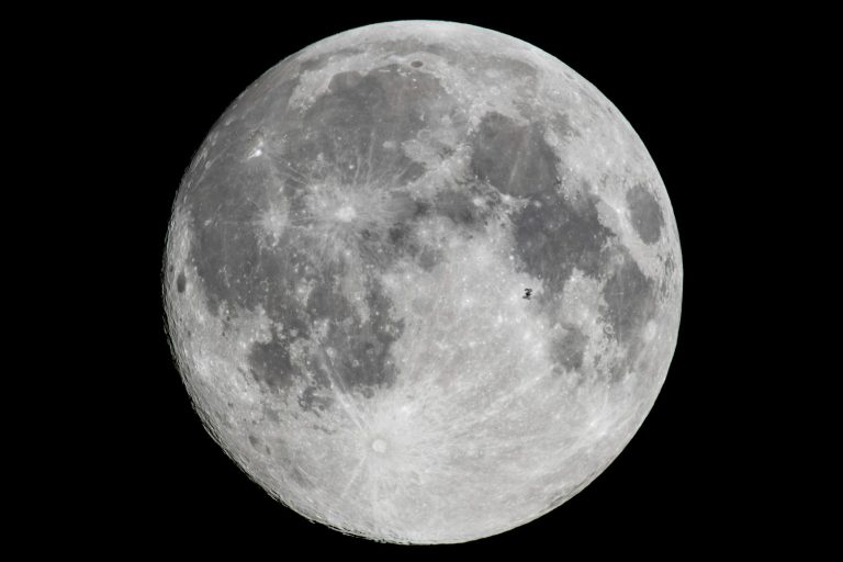 Oggi arriva la Superluna Piena del Castoro: ecco a che ora vederla e perché si chiama così