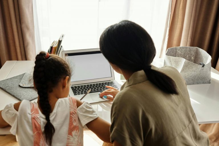 Bambini della casa nel bosco, come funziona l’homeschooling, quali sono gli obblighi e quanti lo fanno in Italia