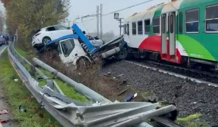 Incidente tra camion e treno nel Ferrarese: ci sono feriti. Ecco cos’è successo