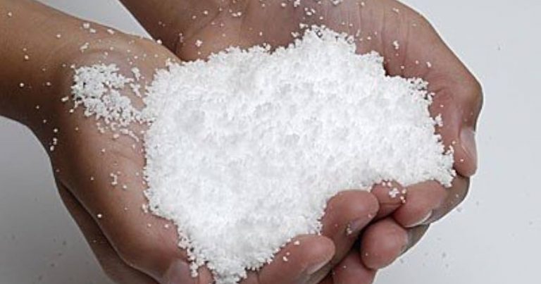 Come preparare la neve finta in casa per l’albero di Natale (e non solo): ecco 4 metodi semplici