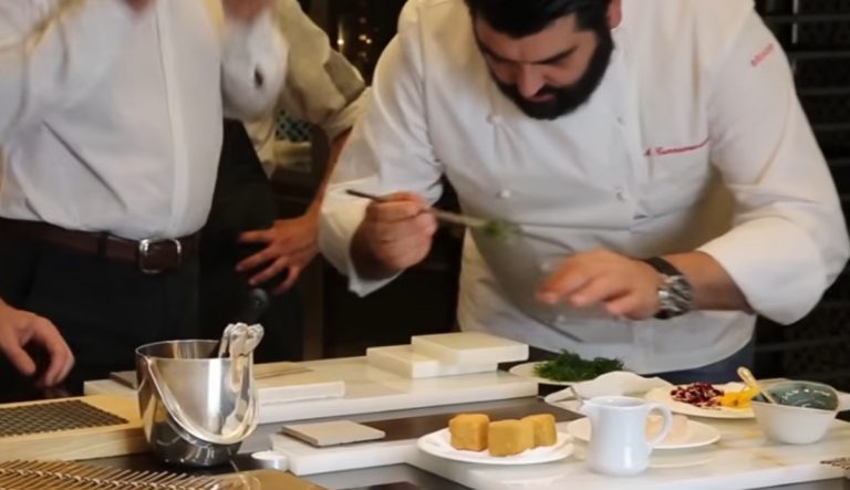 Natale 2025, pranzo al Bistrot Cannavacciuolo, ecco cosa si mangerà e quanto si dovrà spendere