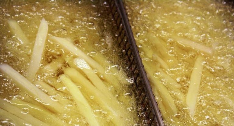 Come eliminare la puzza di fritto in casa: gli 8 consigli per far sparire il cattivo odore