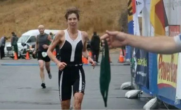 Erica Fox è morta a 55 anni divorata da uno squalo, i testimoni: “Abbiamo visto…”