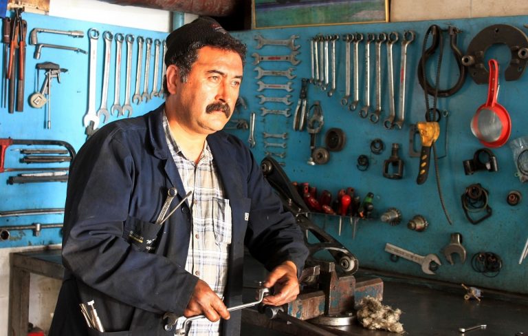 Attenti alla truffa del “falso meccanico”: potrebbero estorcerti tanti soldi mentre sei alla guida