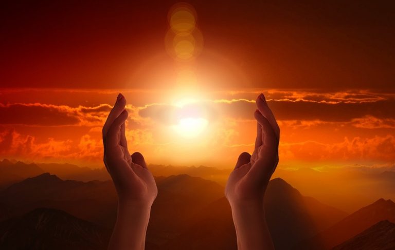 L’essere umano emette una luce visibile che si spegne quando muore: ecco cosa ha dimostrato uno straordinario studio