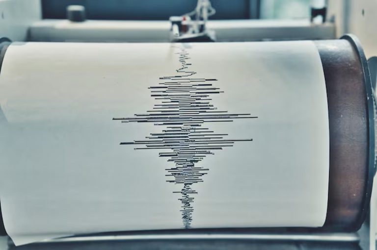 Terremoto oggi fra Calabria e Sicilia, interrotte le linee ferroviarie in alcune città: dopo la paura, nessun danno