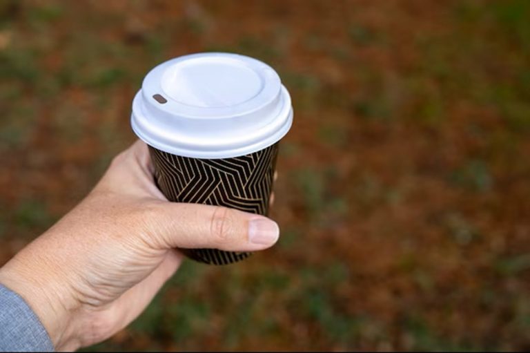 Frammenti di microplastica nei caffè da asporto: ecco lo studio che lo dimostra