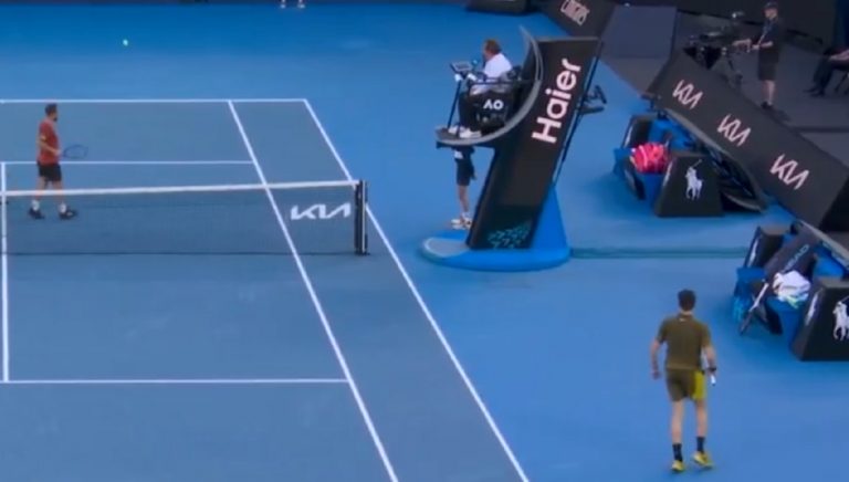 Australian Open 2026, il bel gesto di Sinner dopo il ritiro di Gaston: “Si è avvicinato a lui e…”