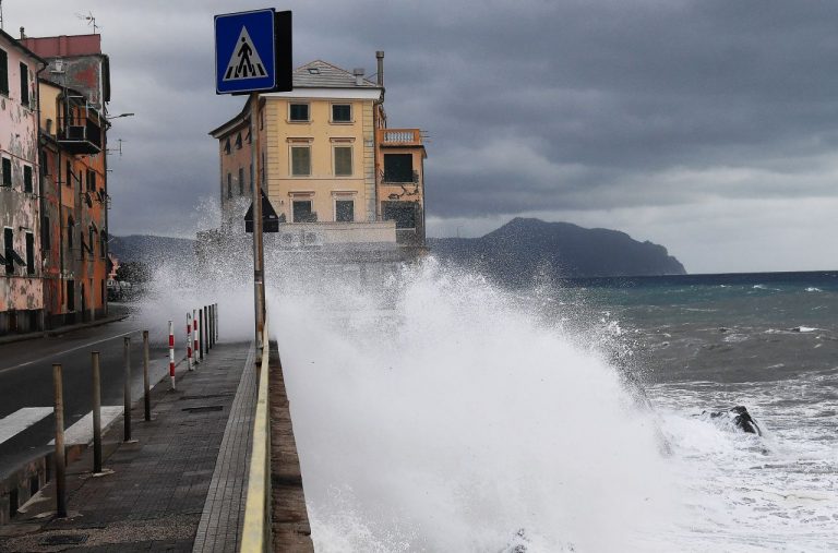 Meteo – Violente mareggiate con onde alte fino a 8 metri travolgono il porto di Catania. Affondata un’imbarcazione