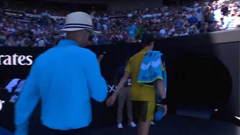 Australian Open 2026, cos’è successo a Sinner contro Spizzirri: l’azzurro racconta gli 8 minuti negli spogliatoi dopo i crampi