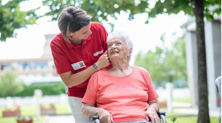 Bonus anziani fino a 1.392 euro: a chi spetta e come richiederlo