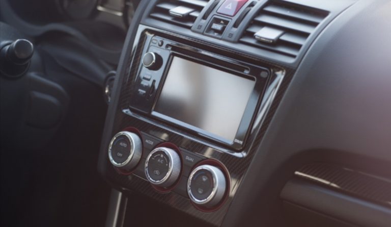 L’autoradio rischia di sparire dalle auto: ecco perché è scattato l’allarme