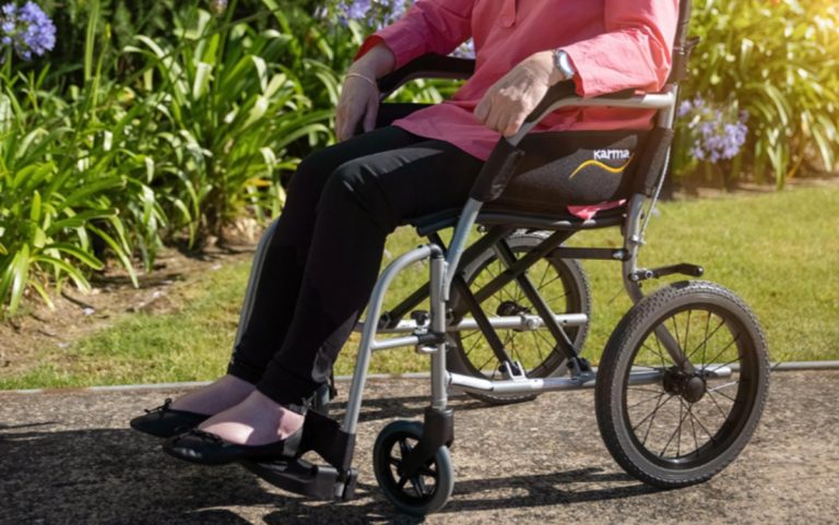 Indennità di accompagnamento 2026, a quanto ammonta, a chi spetta e quali sono i requisiti previsti dalla nuova legge