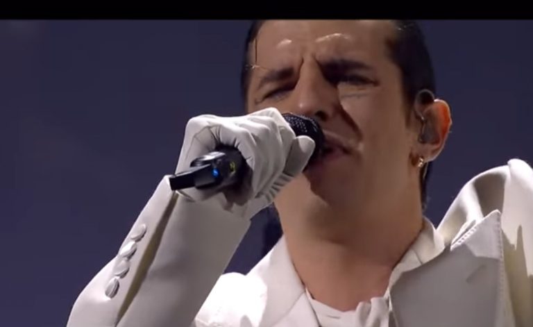 La performance di Achille Lauro dedicata alle vittime di Crans-Montana ispirata da un gesto di una madre di una vittima: l’annuncio commosso di Carlo Conti