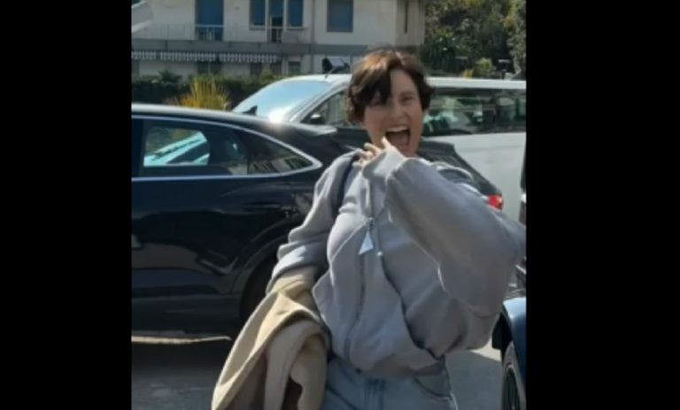 Tumore ovarico, la malattia di Bianca Balti: ecco i sintomi per riconoscerlo