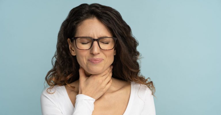 Abbassamento della voce, può essere il sintomo di diverse patologie: rimedi e come intervenire