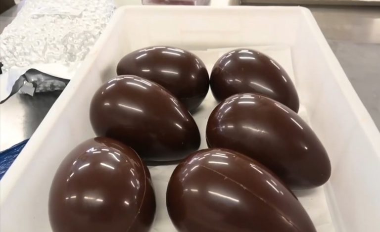 Allerta alimentare, ritirati due lotti di uova di Pasqua per presenza di frammenti metallici