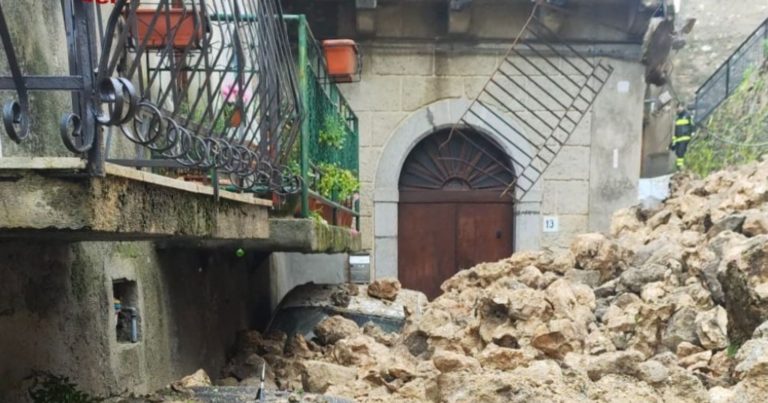 Forte maltempo in Calabria, frana travolge le auto fino a sfiorare le case a Stilo