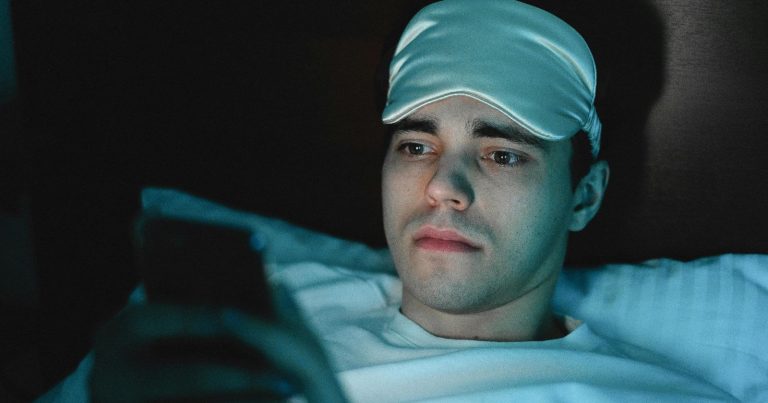 Smartphone prima di dormire? Il Prof. Bassetti avverte: “Provoca problemi seri “