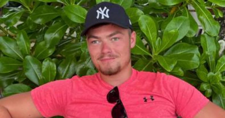 Muore a 21 anni nel giro di 3 mesi per un tumore al cervello: ecco il sintomo che era stato sottovalutato