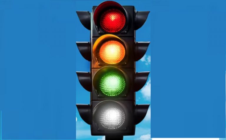 Semaforo bianco, al via i test sulle strade: ecco perchè è stato introdotto e a cosa serve