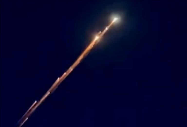 Scia luminosa avvistata in Italia, decine di segnalazioni: ecco la spiegazione