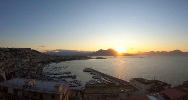 Meteo Napoli - Stabilità e bel tempo resistono sulla città partenopea, con clima primaverile: le previsioni