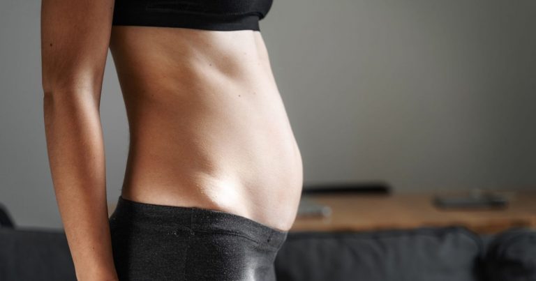 Diastasi addominale, come riconoscerla dai sintomi e come prevenirla