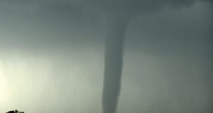 Meteo - Forte maltempo in Italia: una tromba d'aria si è abbattuta nel brindisino, i dettagli
