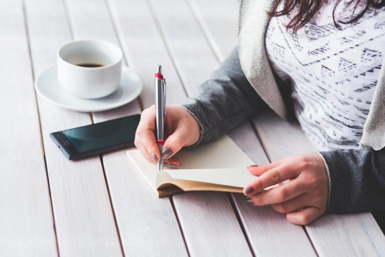 Scrivere in questo modo potrebbe essere il sintomo spia di declino cognitivo: i risultati di una ricerca