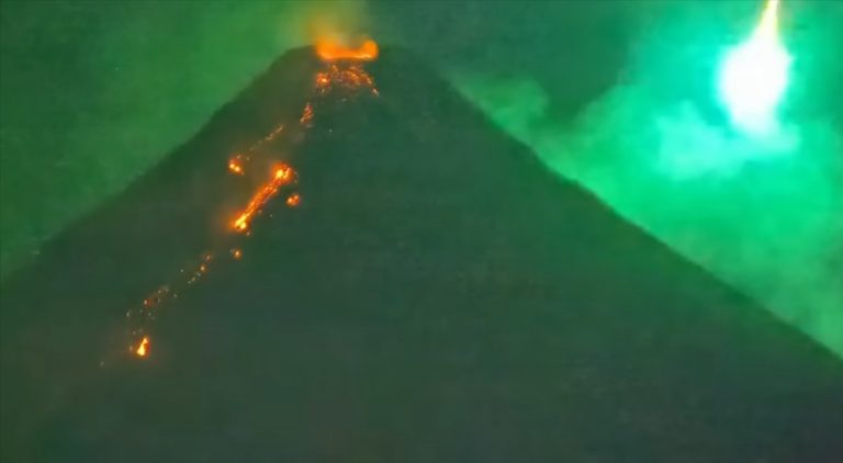 Enorme palla infuocata piovuta dal cielo si schianta su vulcano in eruzione, le immagini impressionanti provenienti dalle Filippine