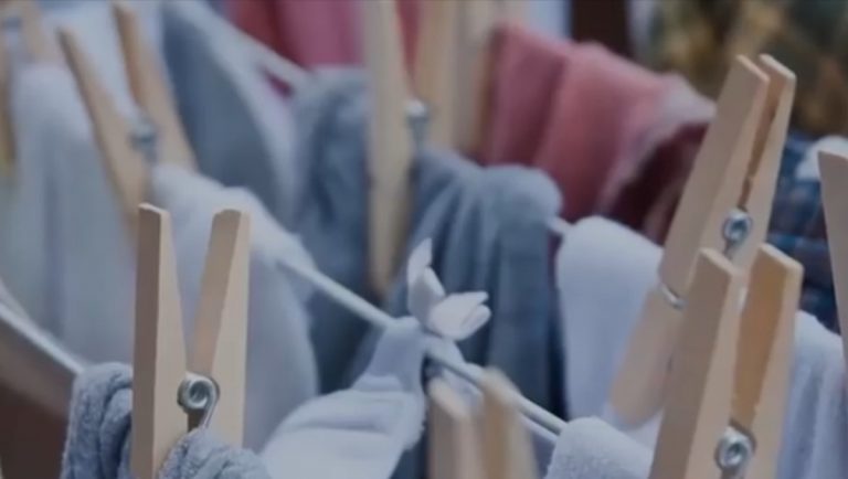 Fili per stendere il bucato, da oggi è possibile ordinarne la rimozione urgente anche se i panni non sgocciolano: ecco la discussa ordinanza che cambia tutto
