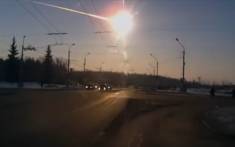 Tremano i muri delle case per l’esplosione di un meteorite: i residenti fuggono in preda al panico, ecco dove è accaduto